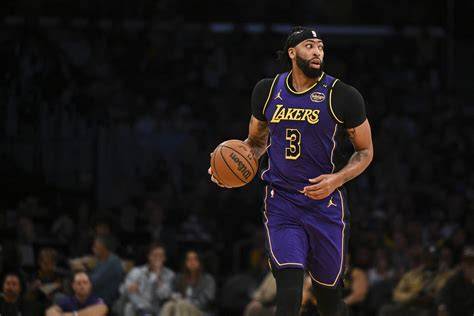Anthony Davis jugando para Los Angeles Lakers