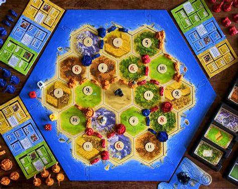 Jugadores alrededor del tablero de Catan