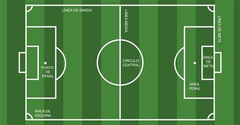Rodillo manual sobre cancha de fútbol