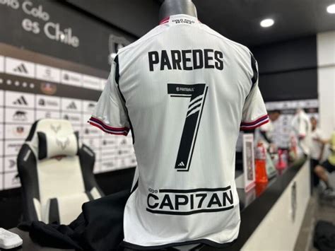 Esteban Paredes con camiseta 216
