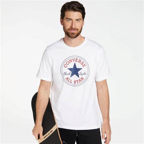 Hombre con camiseta Converse urbana