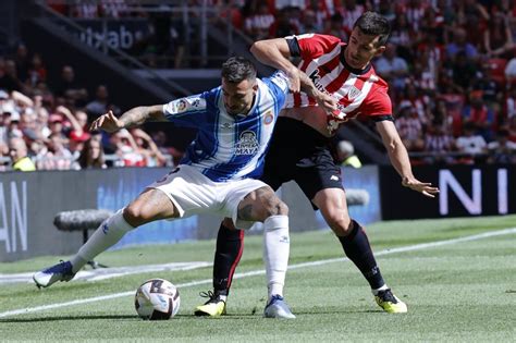 Jugador protegiendo balón ante rival
