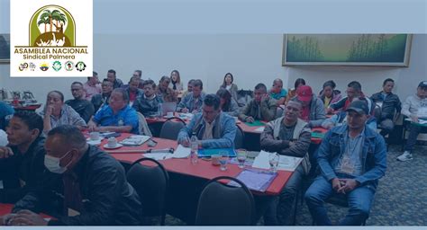 Trabajadores reunidos en asamblea sindical