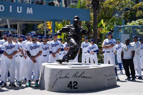 Jackie Robinson con uniforme número 42