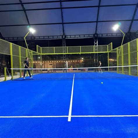 Cancha moderna de pádel con iluminación