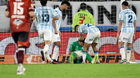 Gabriel Arias atajando en Racing