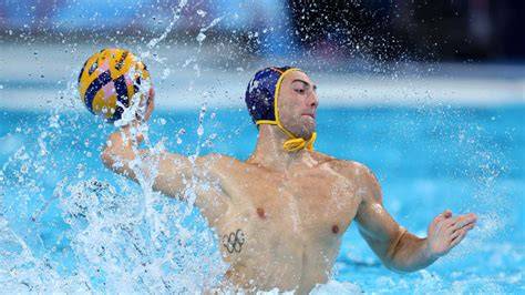 Jugadores de waterpolo entrenando flotación