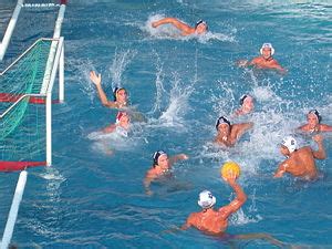 Partido de waterpolo sangre en el agua