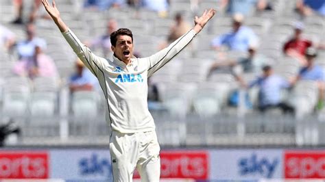 Mitchell Santner captura espectacular en críquet