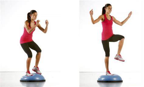 Persona realizando equilibrio sobre medio balón