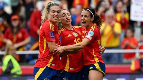Jugadoras de fútbol consolando a rival