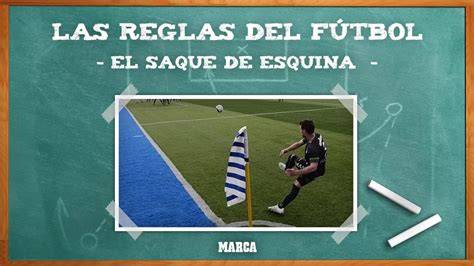 arco de esquina con balón de fútbol