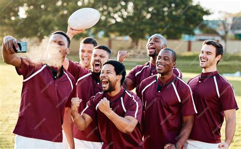 jugadores de rugby celebrando en equipo