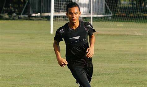 Mohd Faiz Subri ejecutando tiro libre