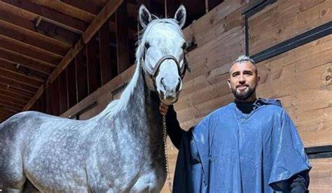 Arturo Vidal junto a caballos de su haras