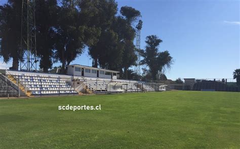 Partido de fútbol en Estadio Joaquín Muñoz García