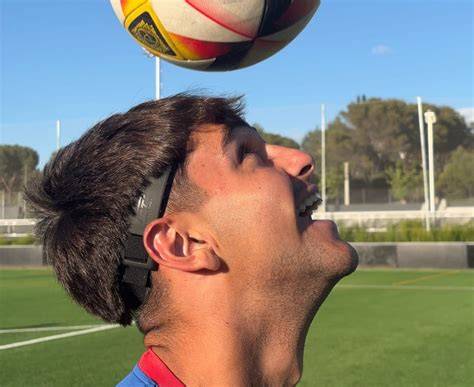 Jugador de básquet botando con la cabeza levantada
