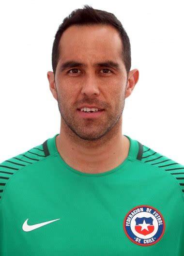 Claudio Bravo alentando a selección chilena