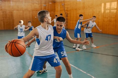 niños mexicanos entrenando básquetbol