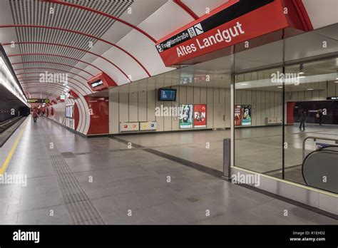 Metro U1 y estación Altes Landgut en Viena