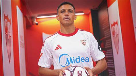 Alexis Sánchez juega con balón en Sevilla