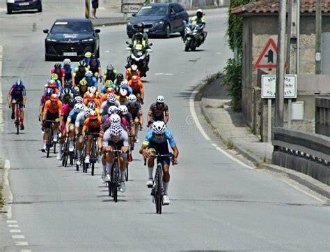 Pelotón de ciclistas en ruta chilena