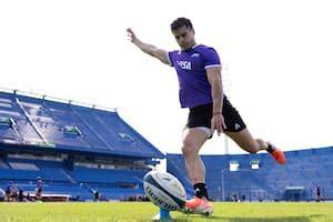 Tomás Ianiszewski pateando rugby