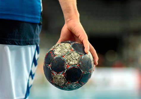 Persona botando balón de balonmano