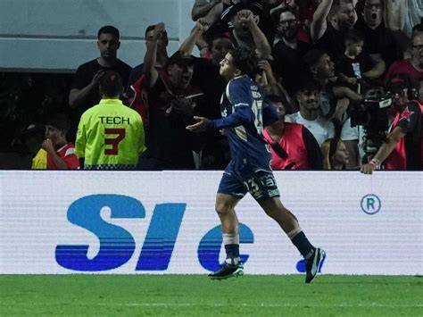 Hernán Rodrigo López celebra gol de cabeza