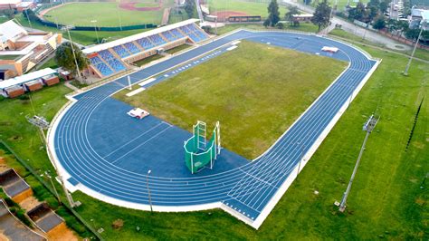Pista atlética y cancha de césped