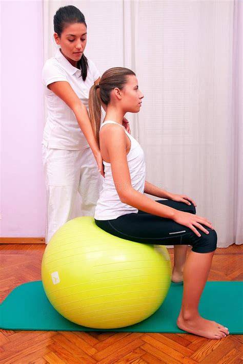 Persona realizando control postural con fitball