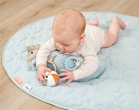 bebé siguiendo pelota durante tummy time