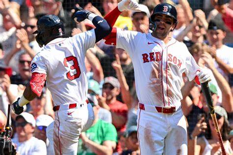 Луис Тиант в форме Boston Red Sox