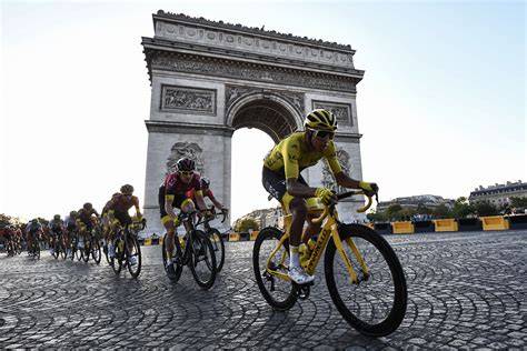 Bernal con camiseta amarilla en París