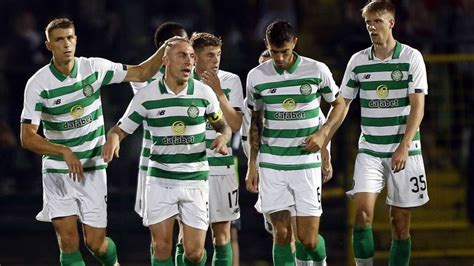 Jugadores de Celtic celebrando campeonato escocés