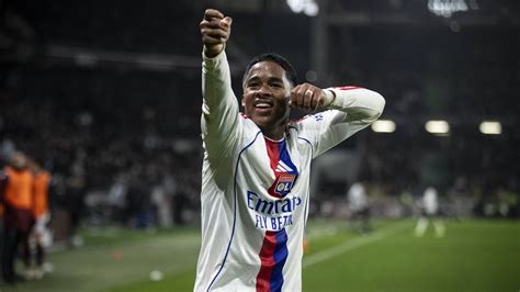 Endrick celebra hat-trick con Olympique Lyon