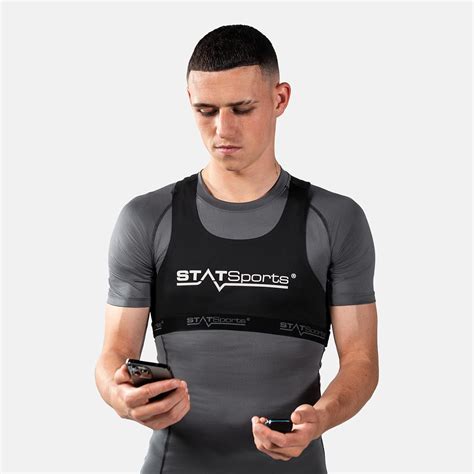 Futbolista con chaleco GPS de entrenamiento