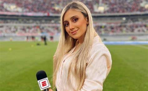 Periodista cubriendo fútbol femenino