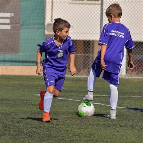 Niños de fútbol infantil jugando de visita
