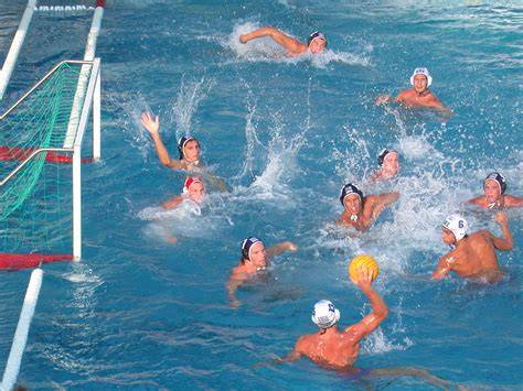 Jugadores de waterpolo en piscina