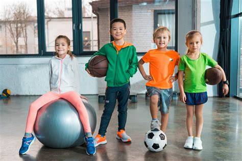 Niños realizando coreografía con balón
