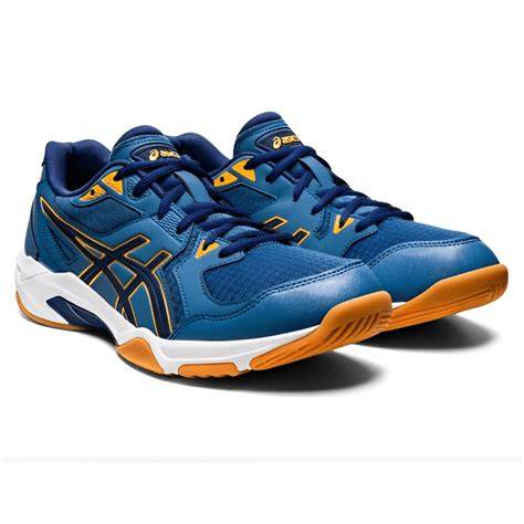 zapatillas masculinas de voleibol en cancha cubierta