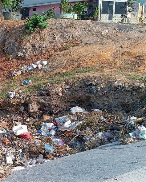 Quebrada con basura en sector urbano
