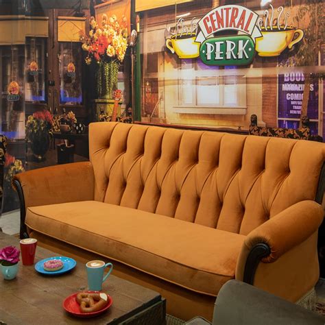 camiseta negra Friends sofá Central Perk