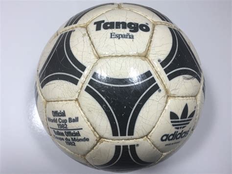 Balón adidas Tango con patrón geométrico clásico