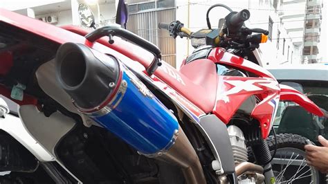 Motocicleta con escape libre y humo