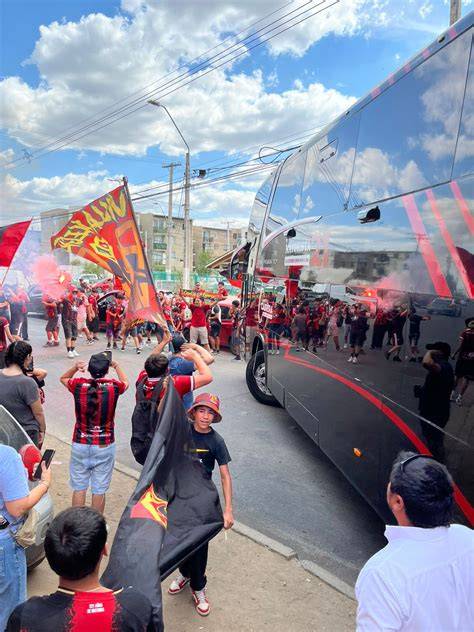 Hinchas mujeres de Curicó Unido en viaje