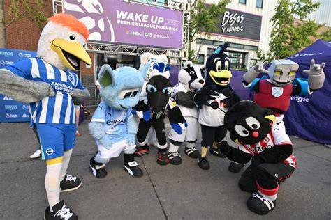 mascotas de la Premier League en un estadio