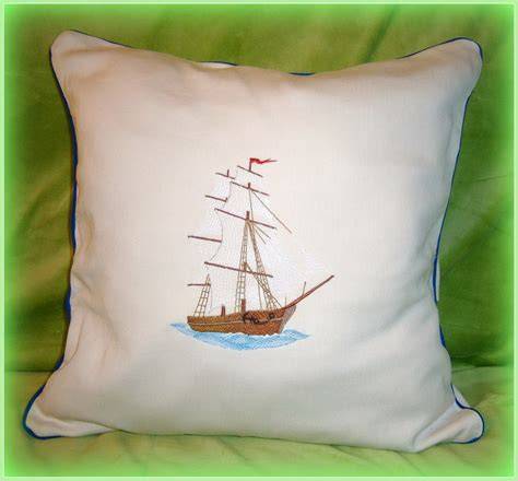 Almohada convertida en barco infantil