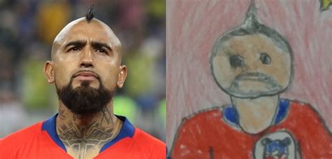 Niño dibujando lámina de Arturo Vidal